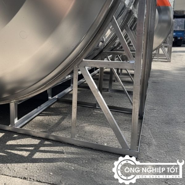 Bồn inox ngang 2000L trên giàn thép chịu lực